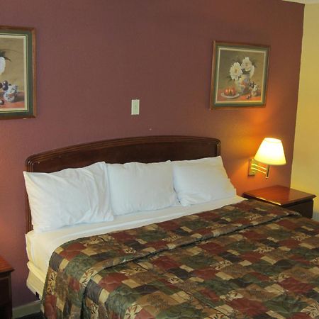 First Western Inn - Fairmont City Екстериор снимка