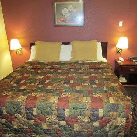 First Western Inn - Fairmont City Екстериор снимка