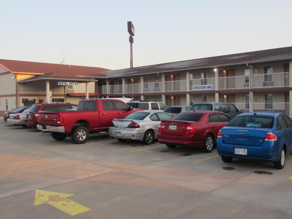 First Western Inn - Fairmont City Екстериор снимка