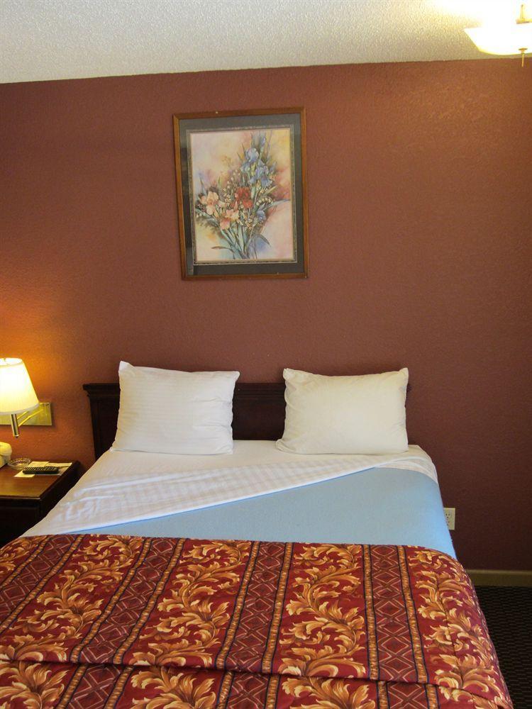 First Western Inn - Fairmont City Екстериор снимка