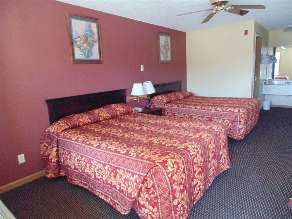 First Western Inn - Fairmont City Екстериор снимка