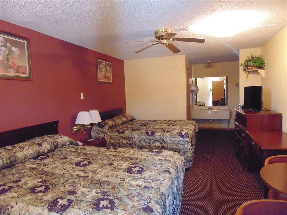 First Western Inn - Fairmont City Екстериор снимка