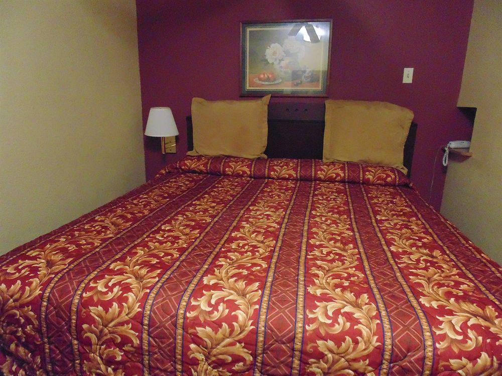First Western Inn - Fairmont City Екстериор снимка