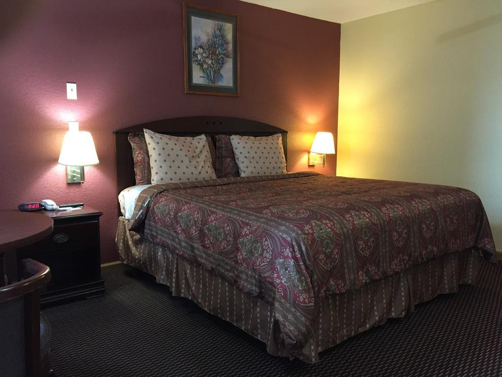 First Western Inn - Fairmont City Екстериор снимка