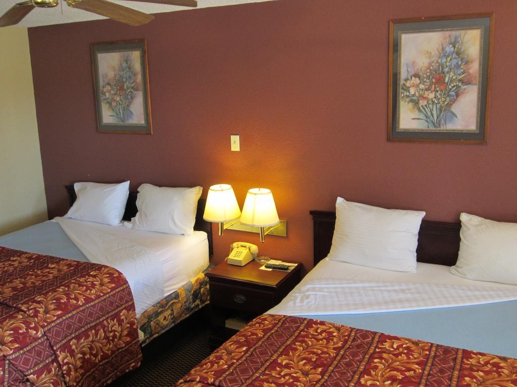 First Western Inn - Fairmont City Екстериор снимка