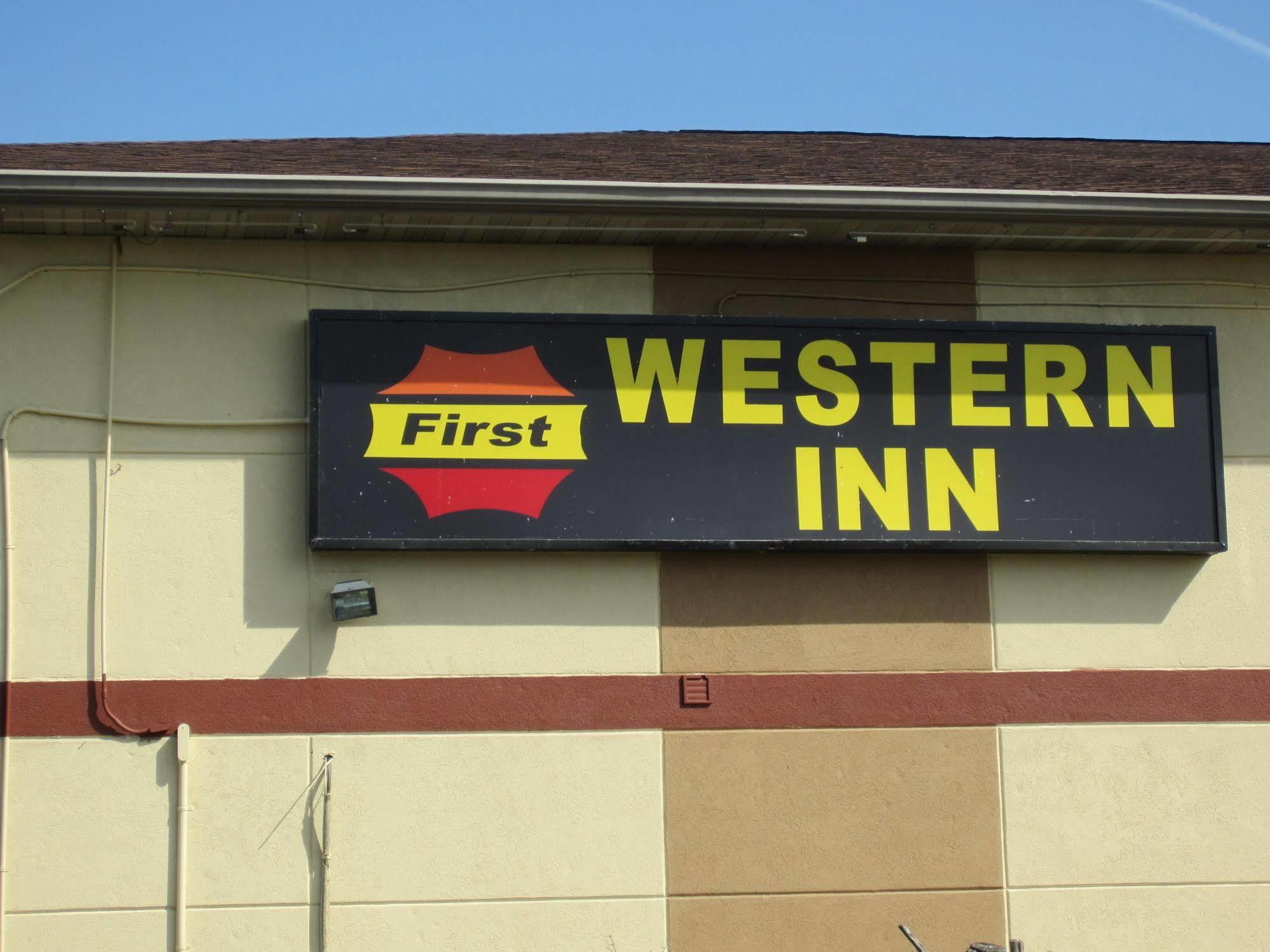 First Western Inn - Fairmont City Екстериор снимка
