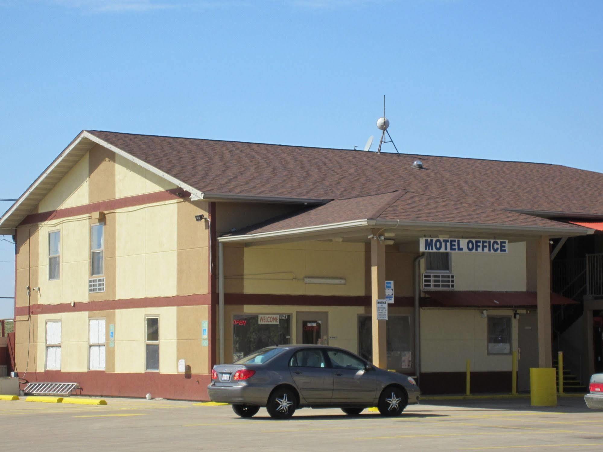 First Western Inn - Fairmont City Екстериор снимка