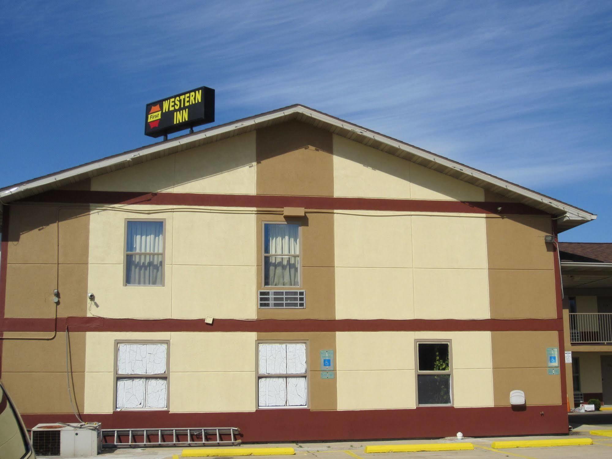 First Western Inn - Fairmont City Екстериор снимка