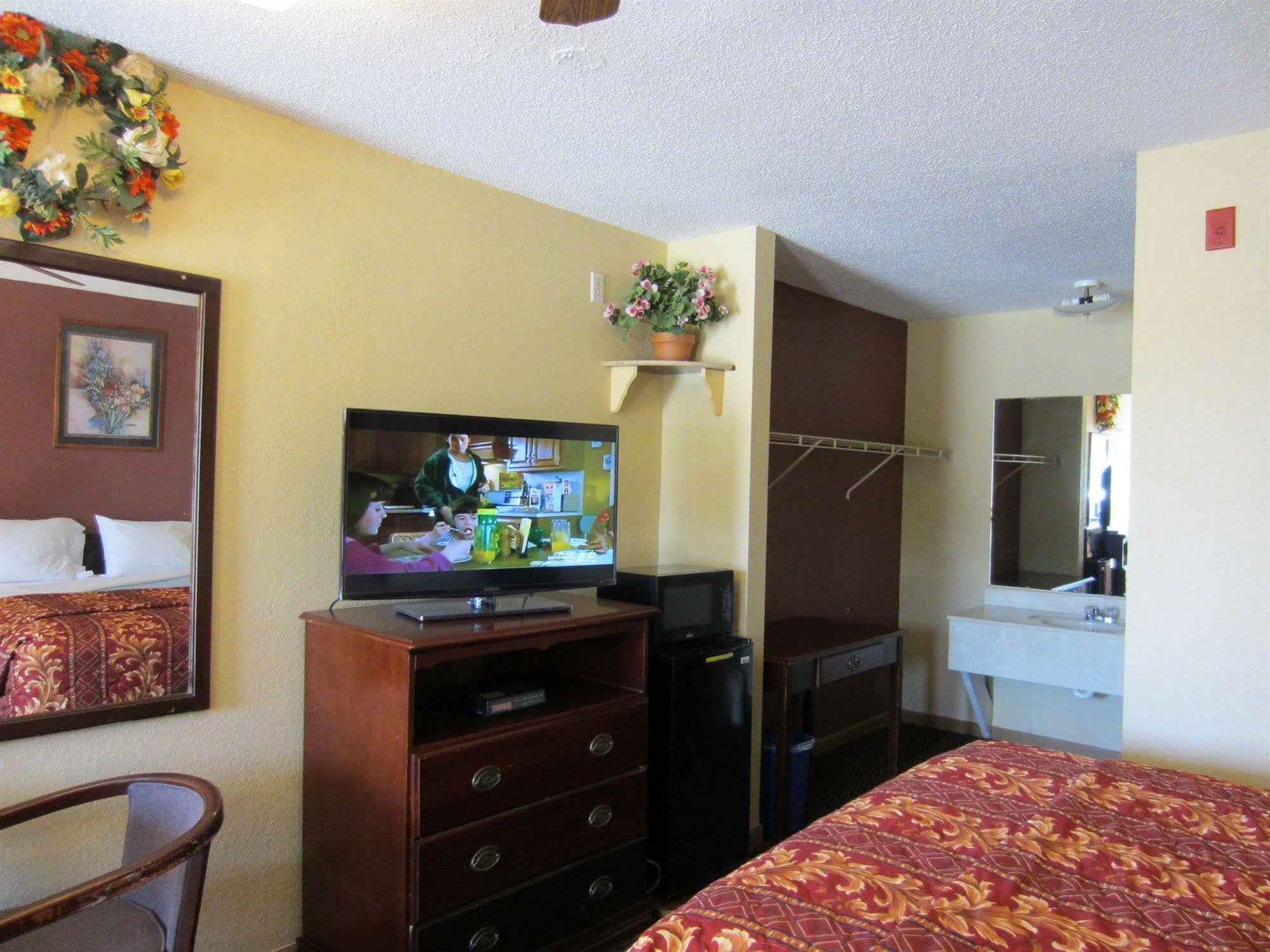 First Western Inn - Fairmont City Екстериор снимка