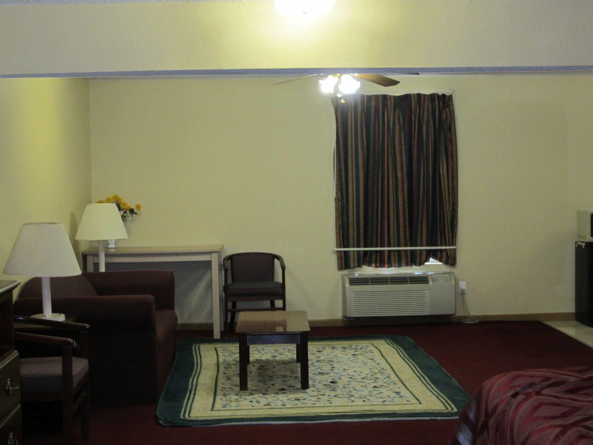 First Western Inn - Fairmont City Екстериор снимка