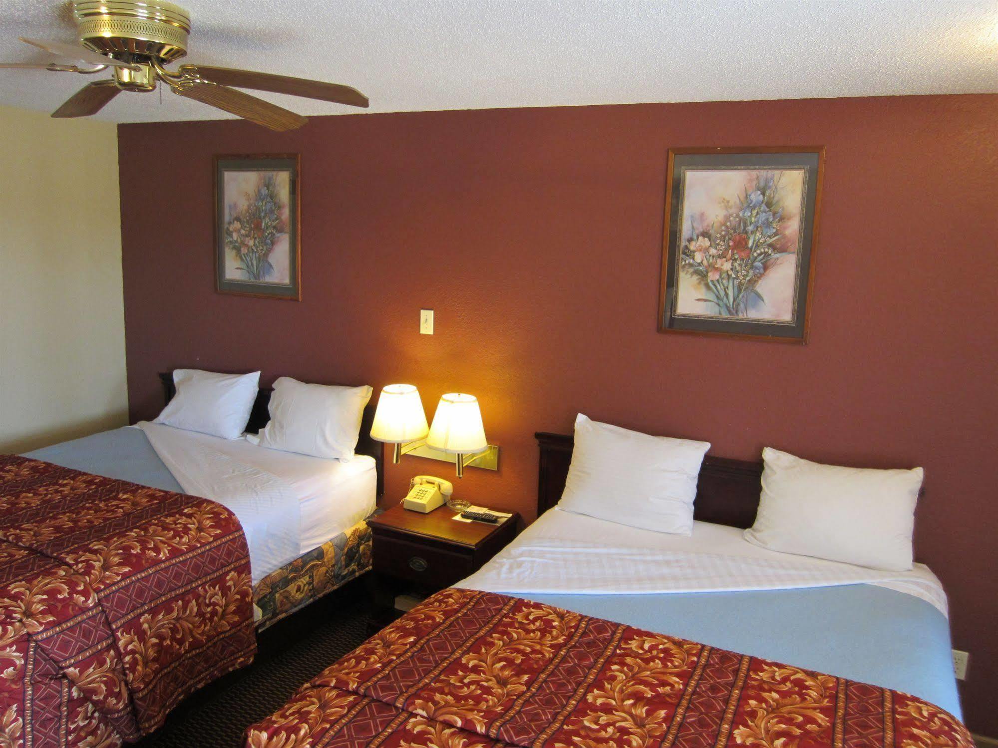 First Western Inn - Fairmont City Екстериор снимка