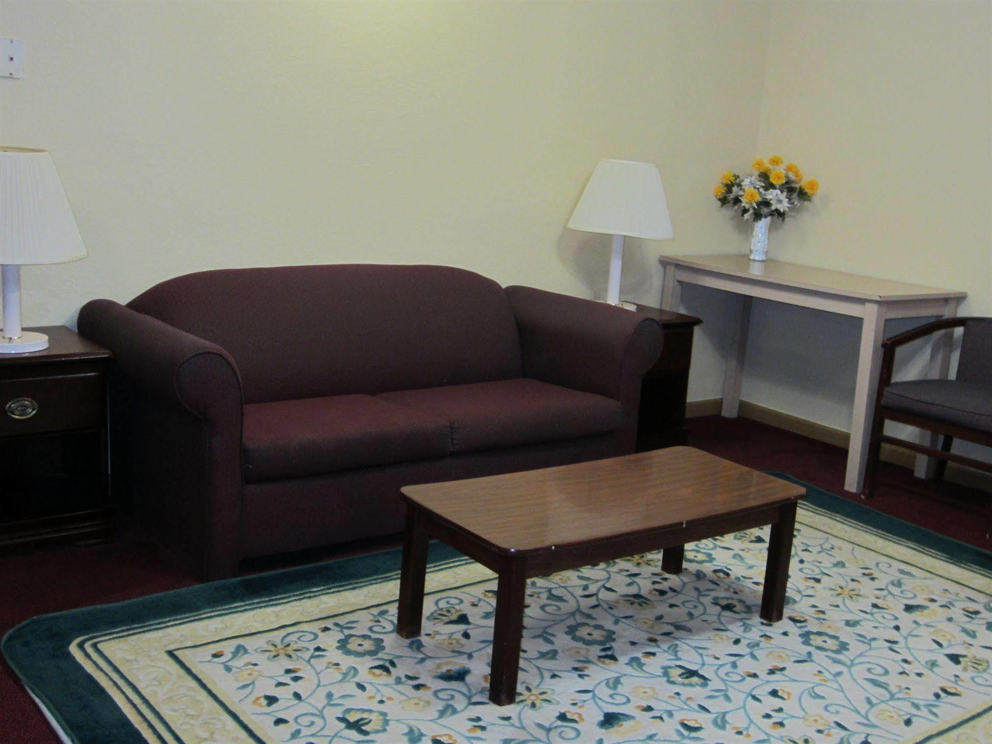 First Western Inn - Fairmont City Екстериор снимка
