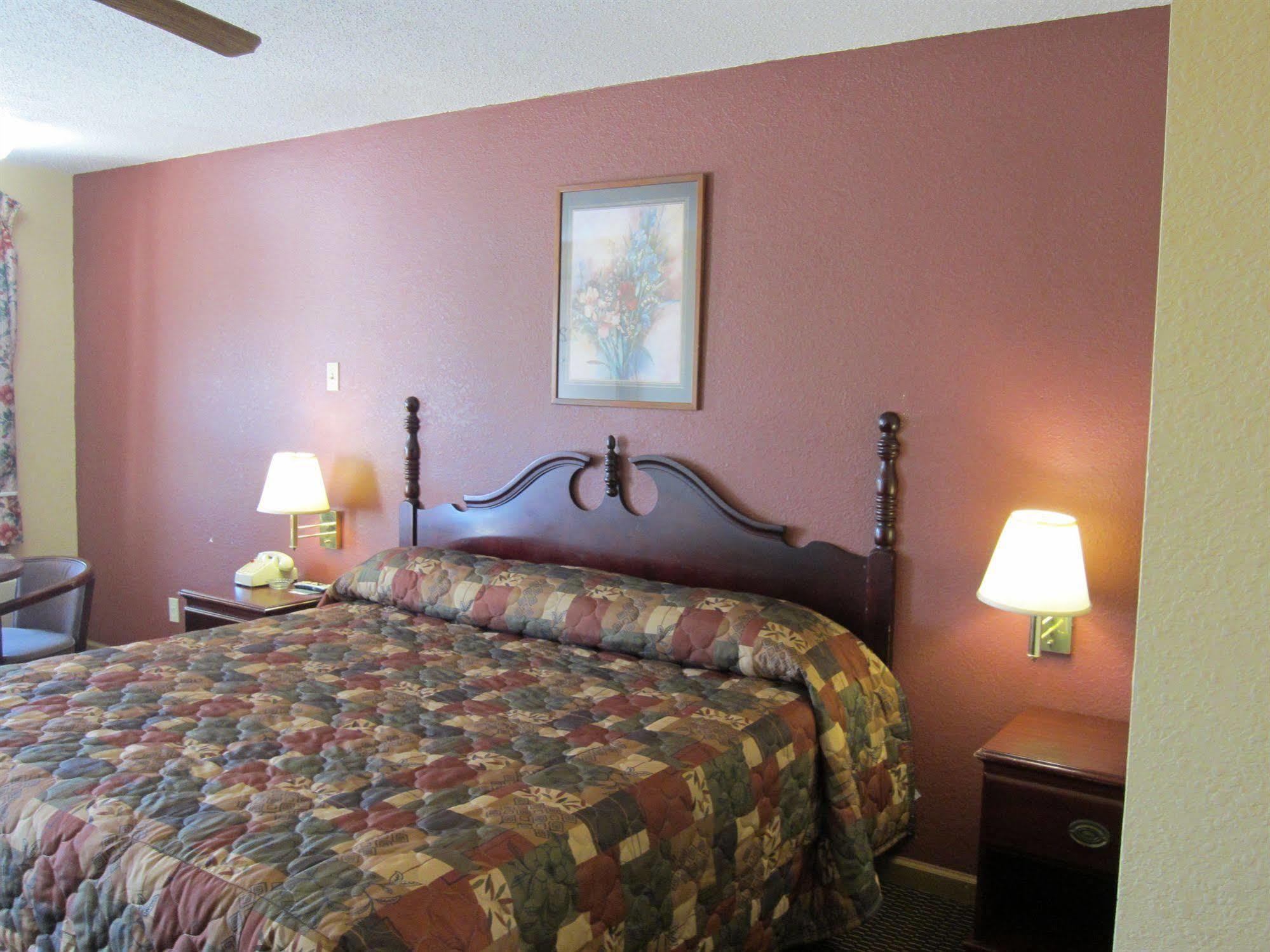 First Western Inn - Fairmont City Екстериор снимка