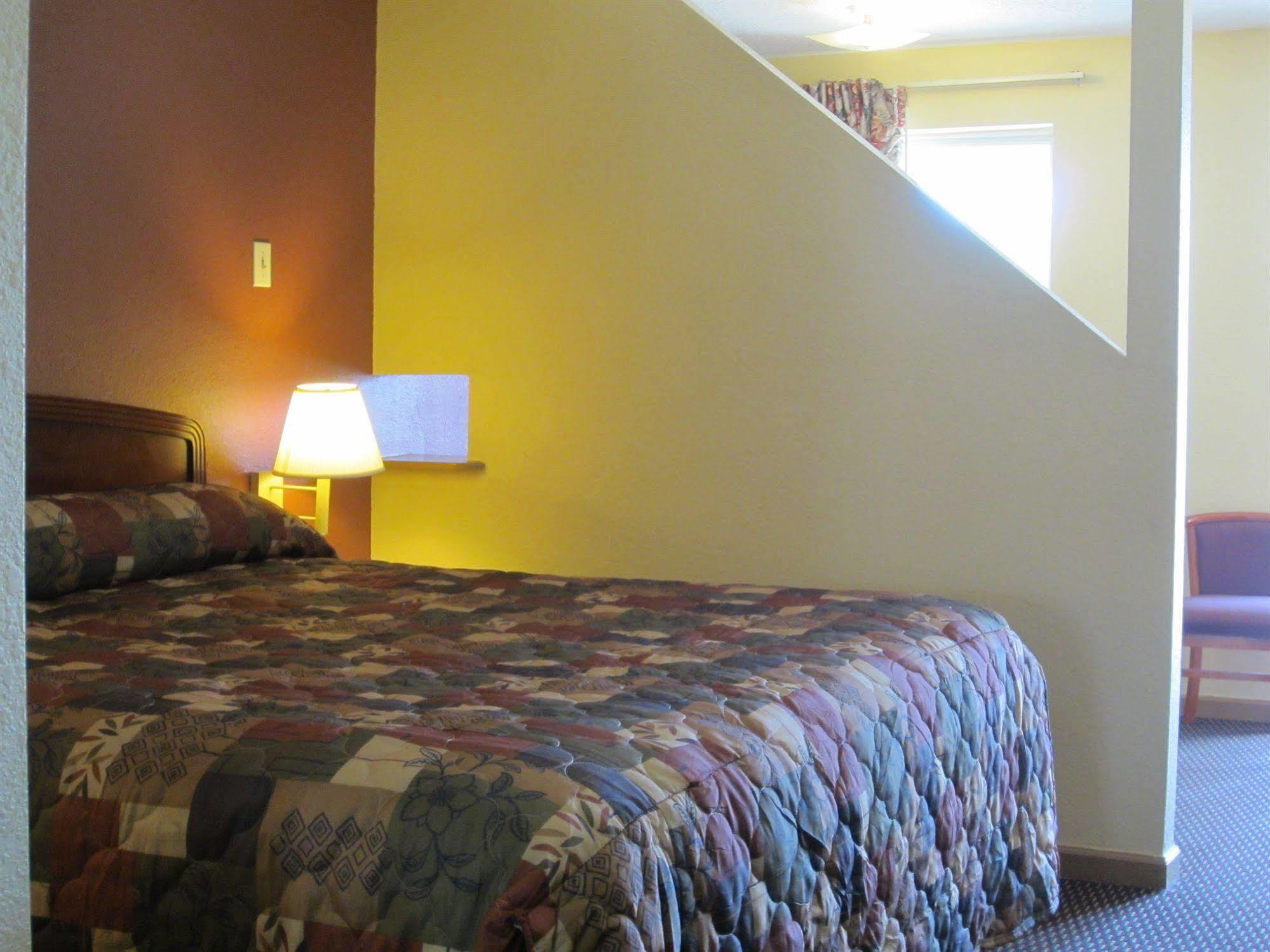 First Western Inn - Fairmont City Екстериор снимка