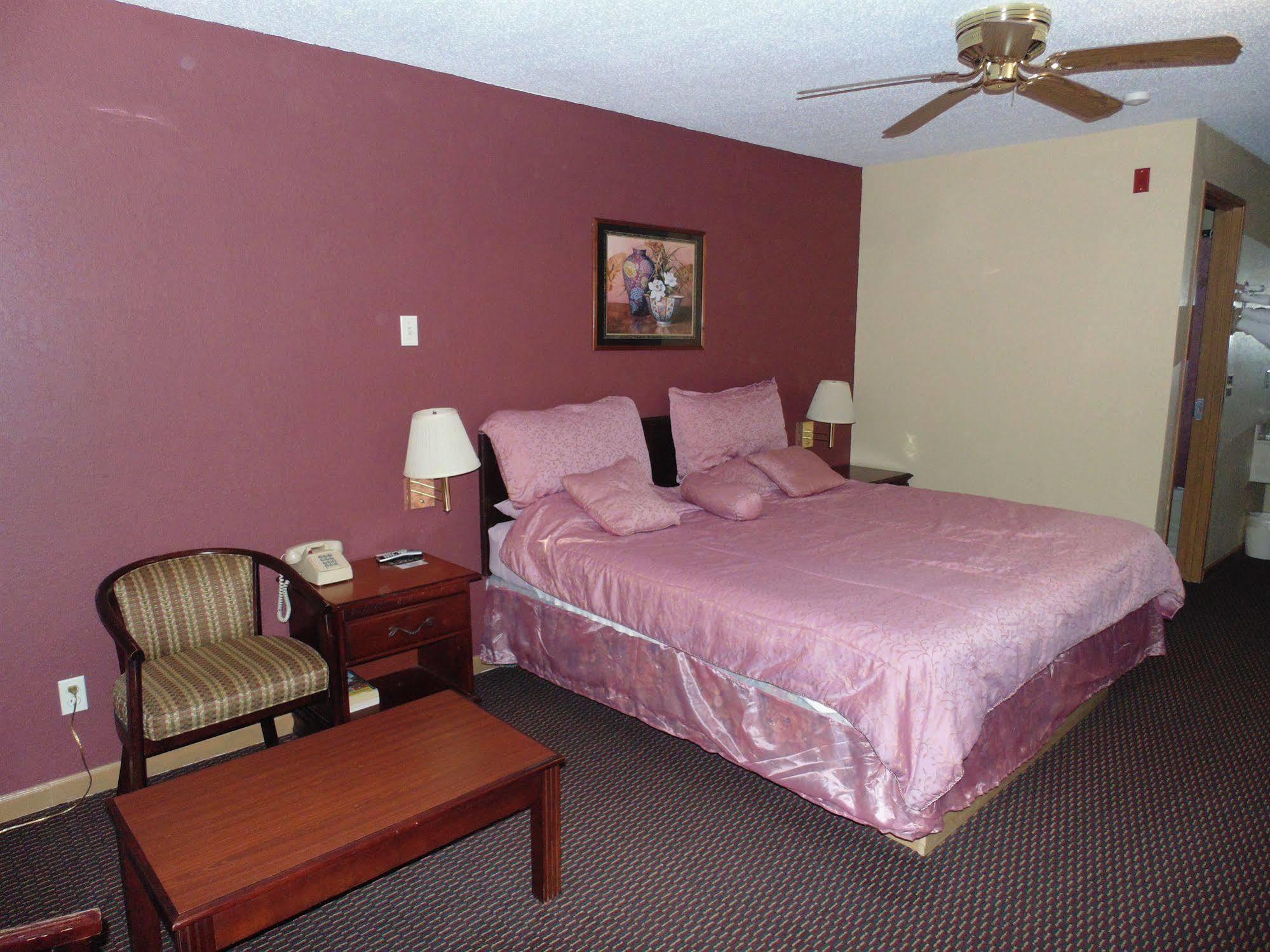 First Western Inn - Fairmont City Екстериор снимка