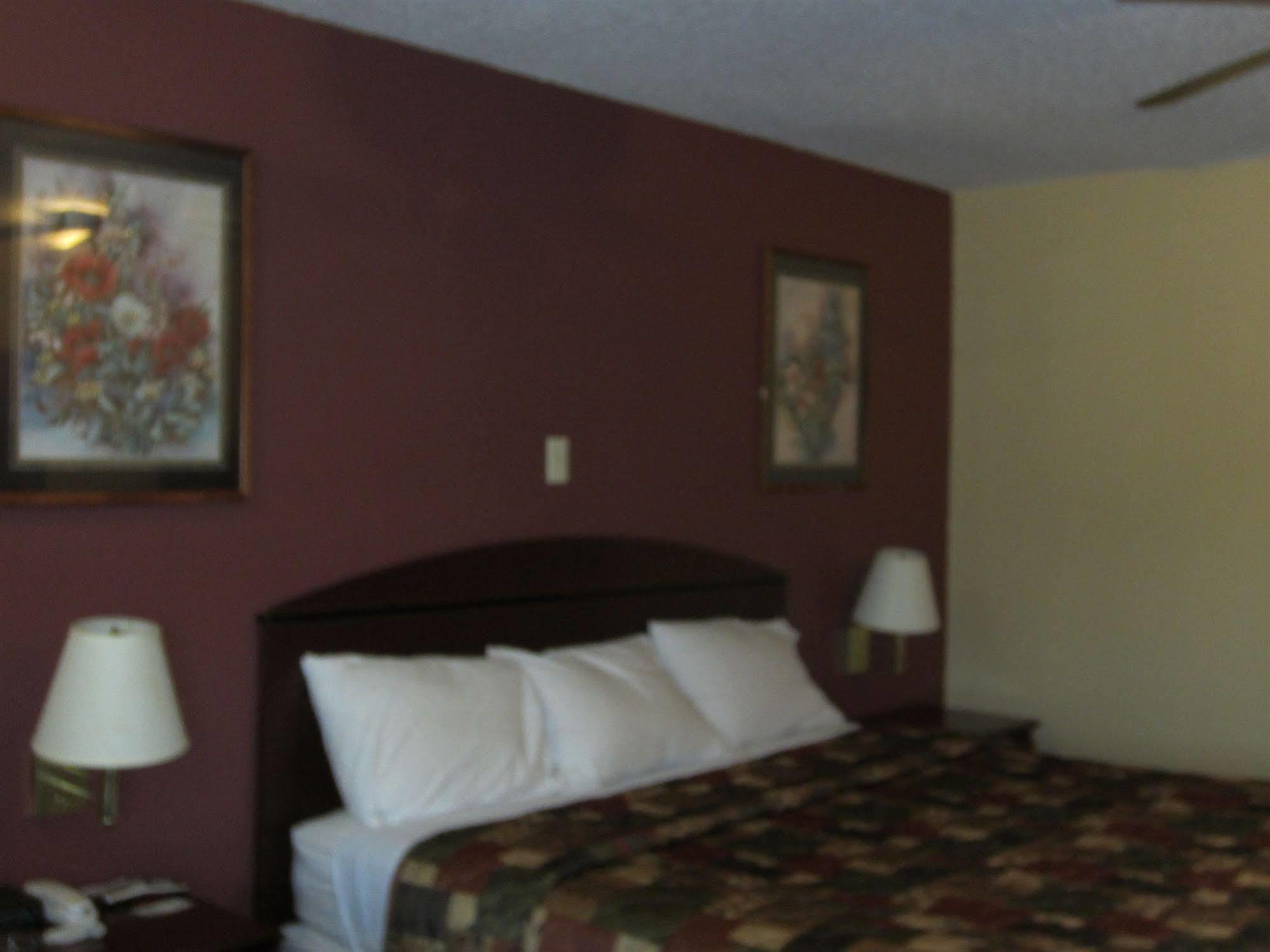 First Western Inn - Fairmont City Екстериор снимка