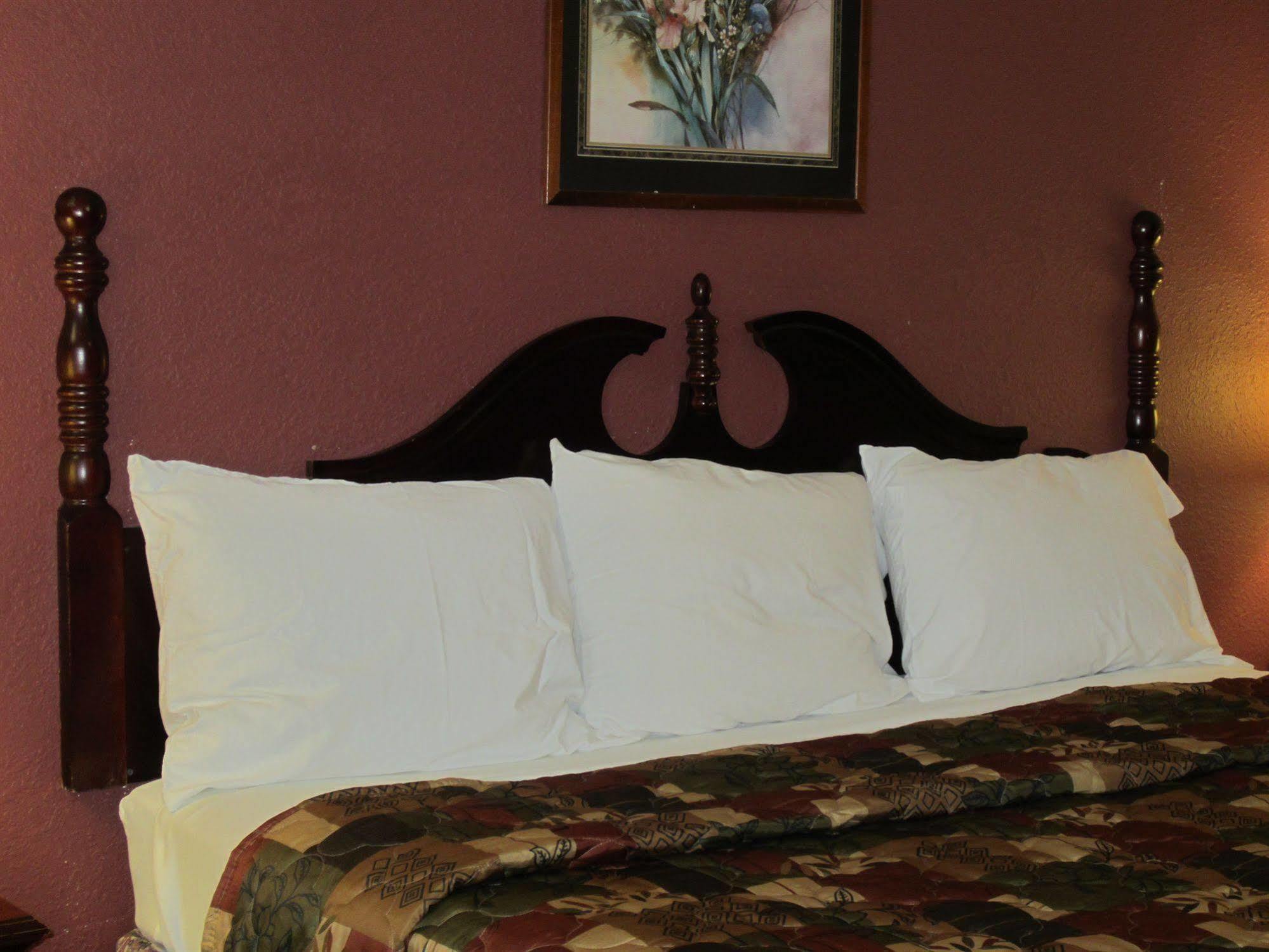 First Western Inn - Fairmont City Екстериор снимка