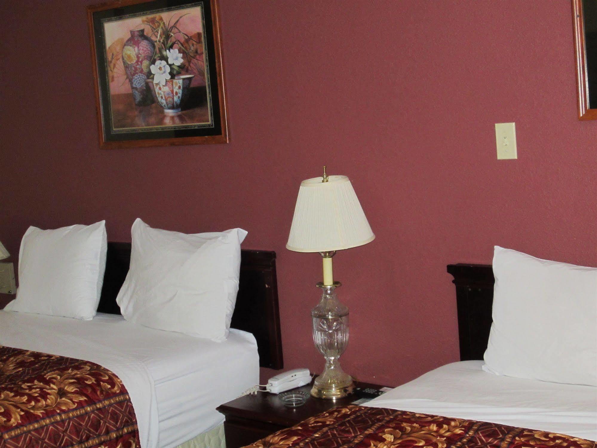 First Western Inn - Fairmont City Екстериор снимка