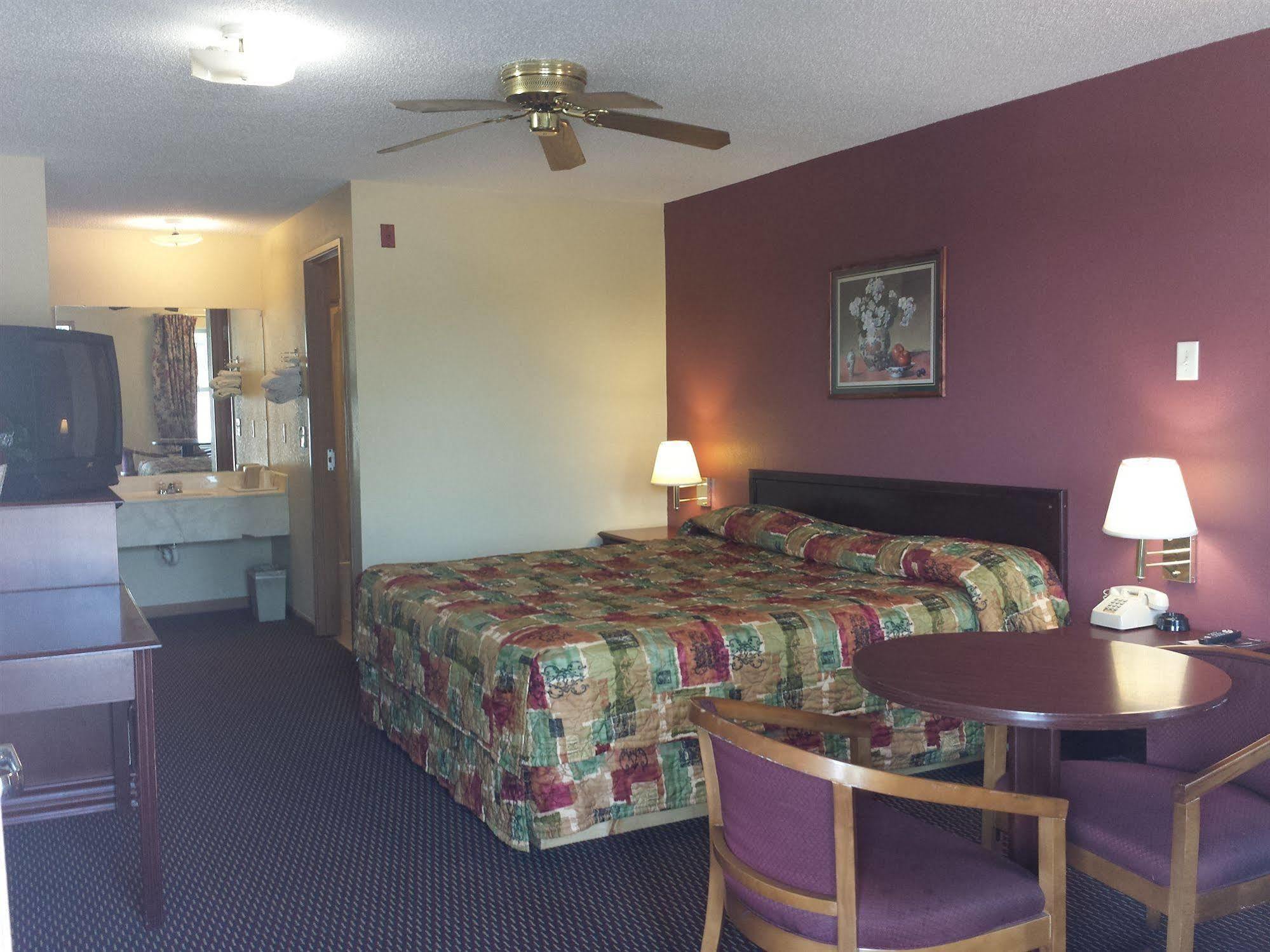 First Western Inn - Fairmont City Екстериор снимка