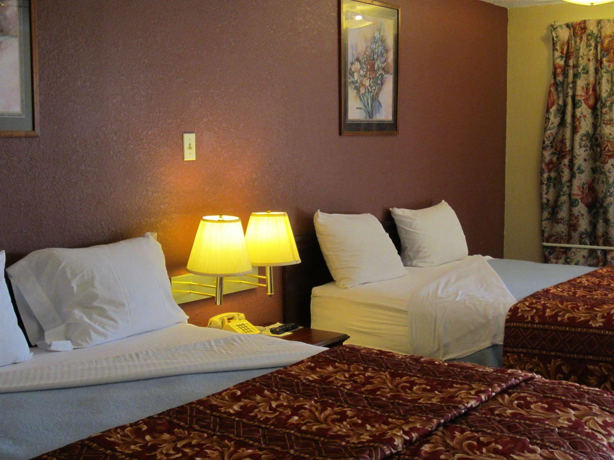 First Western Inn - Fairmont City Екстериор снимка